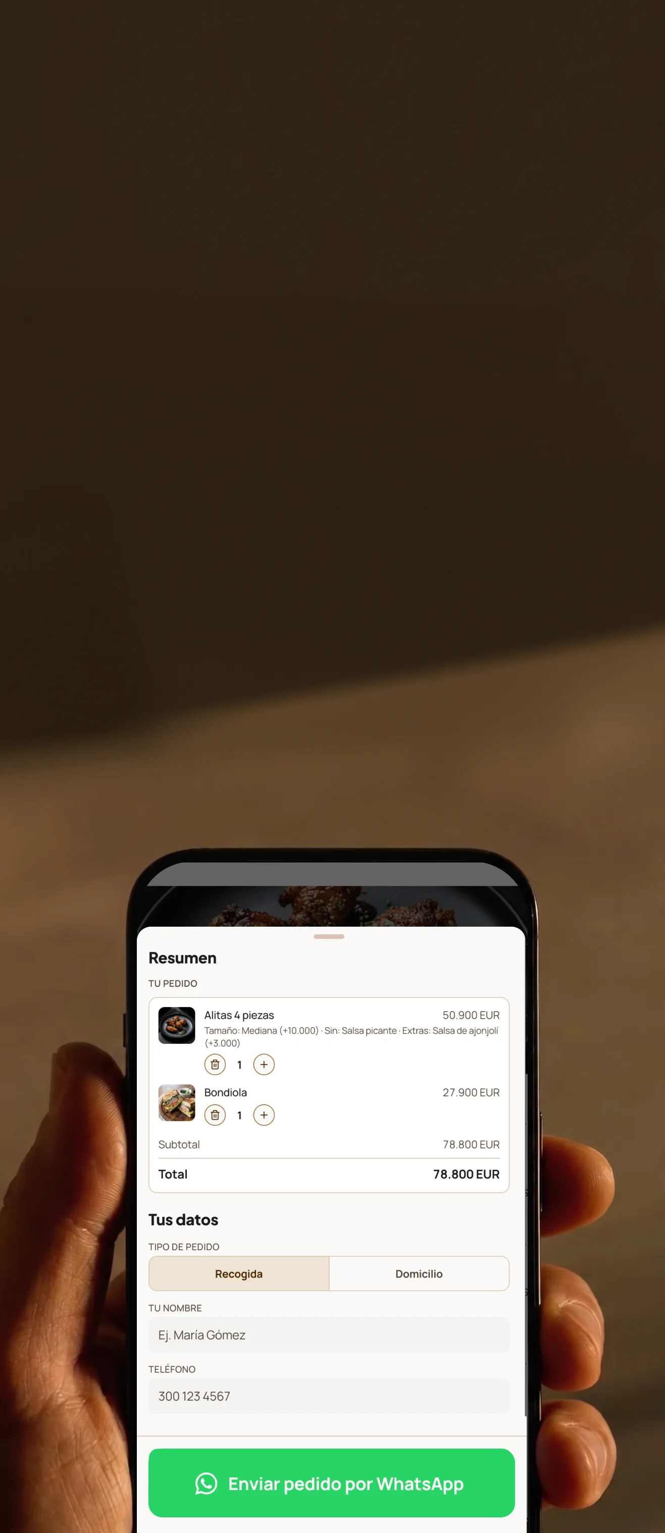 Un comensal sosteniendo un teléfono que muestra un menú digital de Supermenu