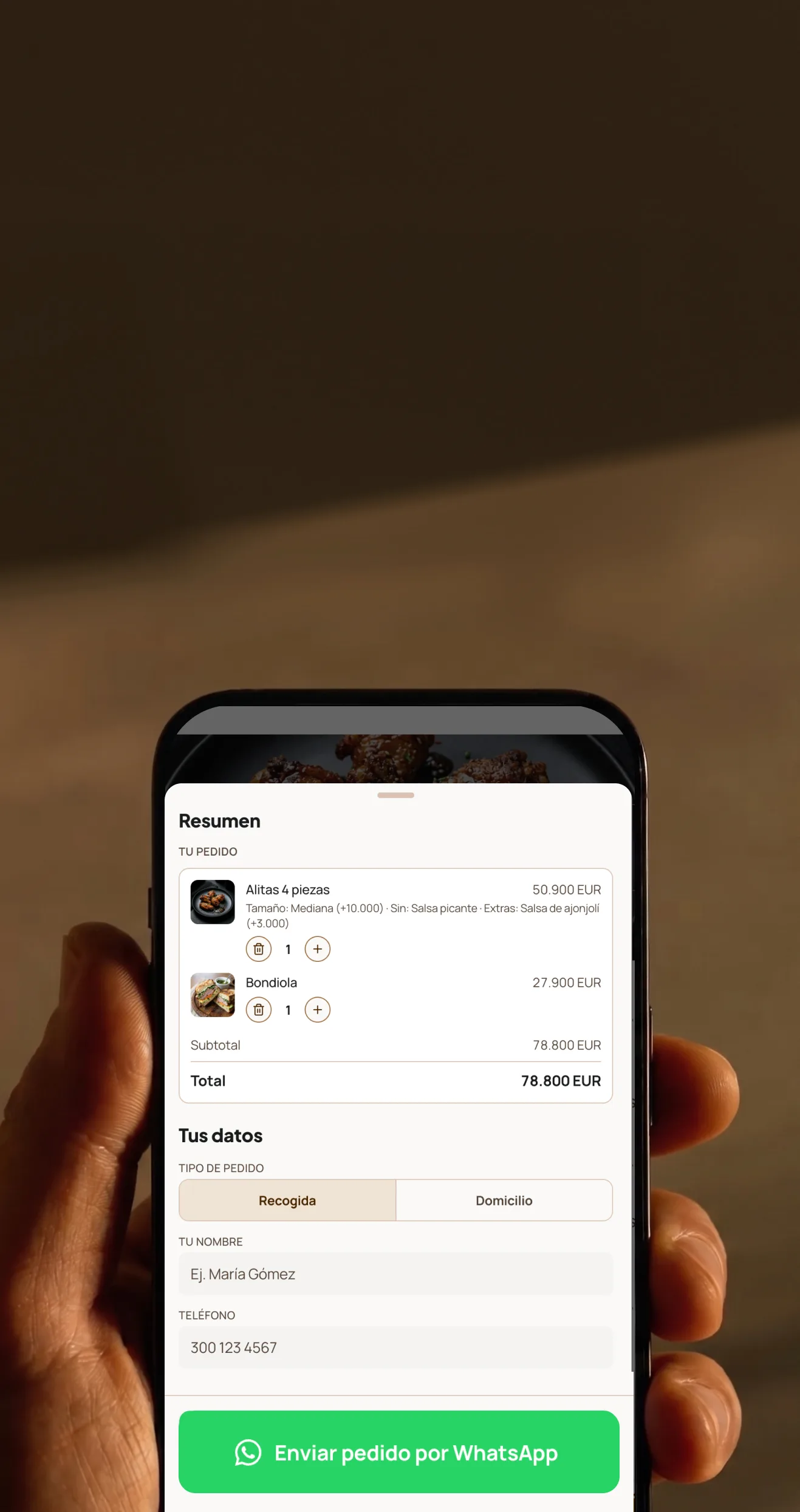Un comensal sosteniendo un teléfono que muestra un menú digital de Supermenu