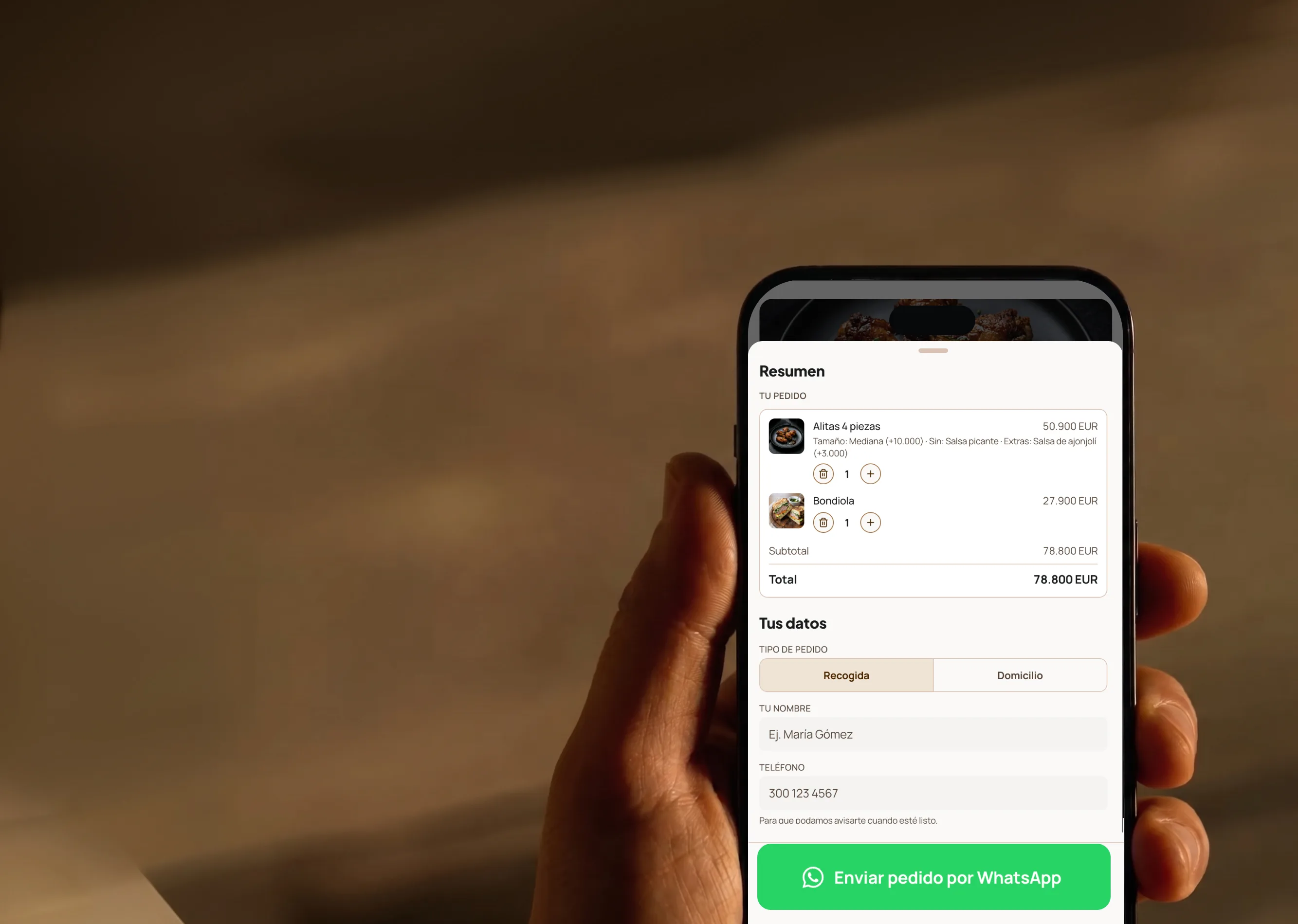 Un comensal sosteniendo un teléfono que muestra un menú digital de Supermenu